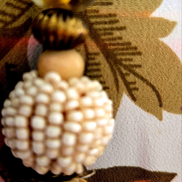 Elegant Cream Beaded Necklace - Picture 6 of 11